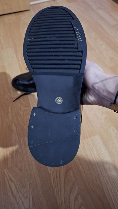 Vînd ghete din piele.