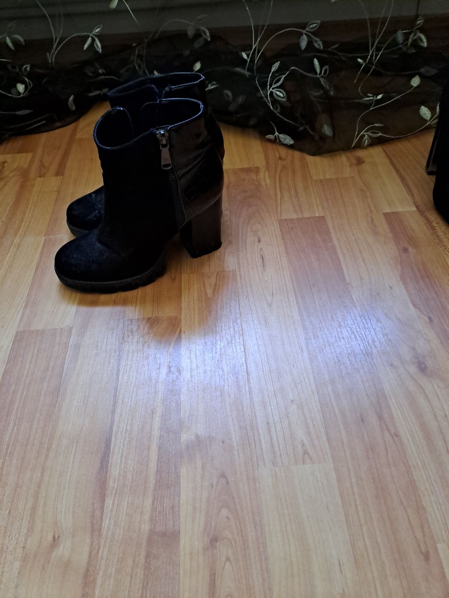 Ghete dama piele întoarsă numărul