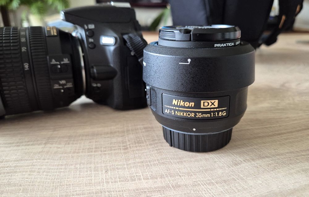 Nikon D5600 с два обектива