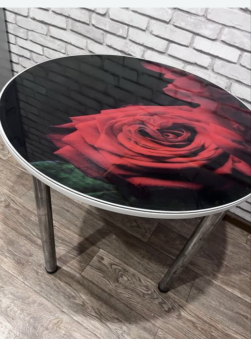 Круглый стеклянный стол