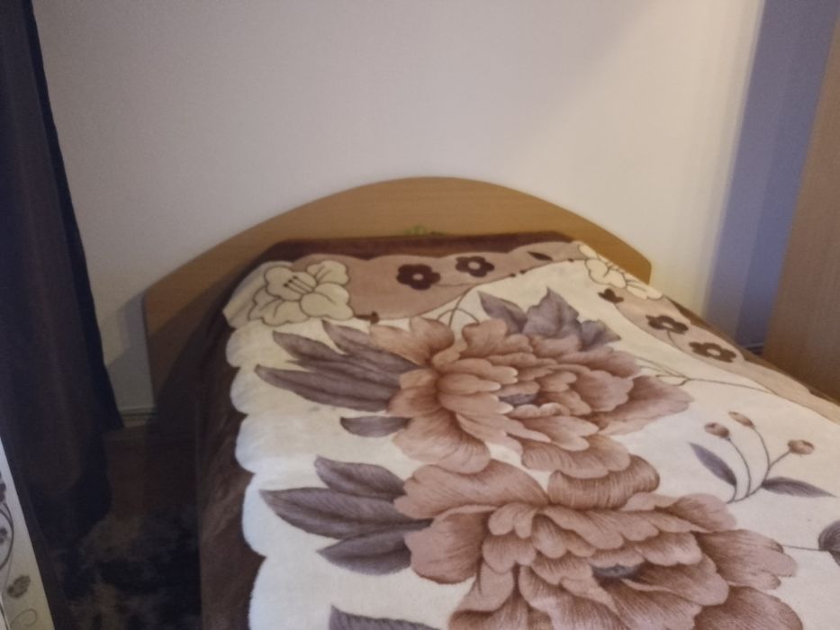 Vând foarte avantajos set dormitor