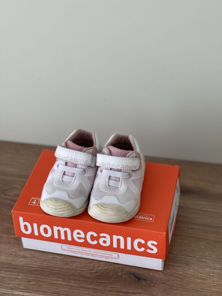 Маратонки Biomechanics
