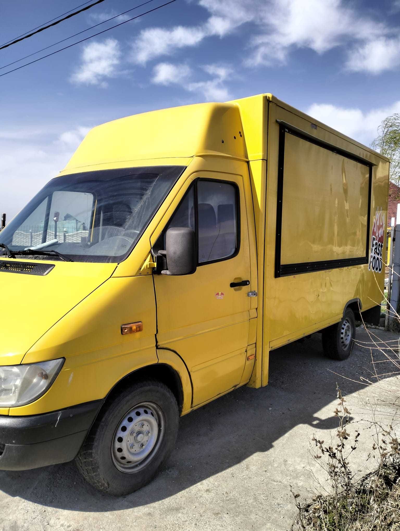 Afacere la cheie. Fast Food truck echipat, gata de munca