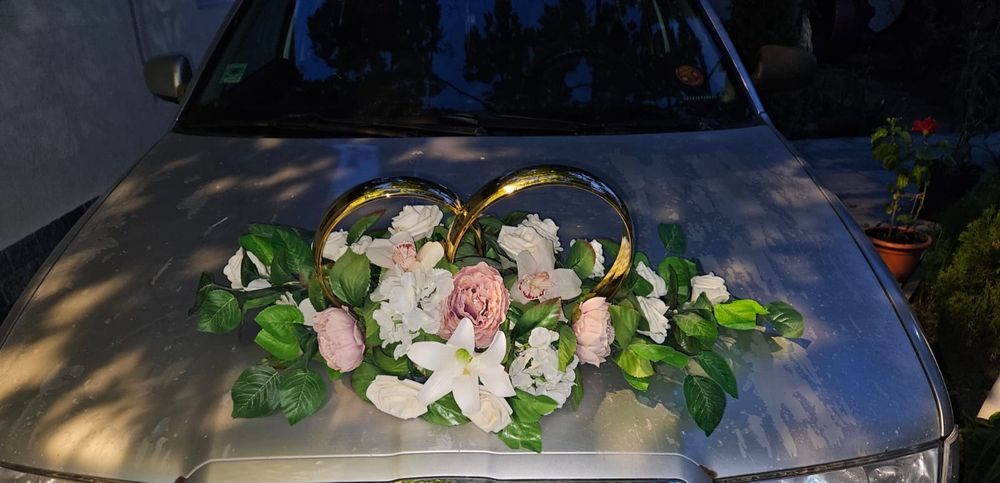 Flori de pus pe masina