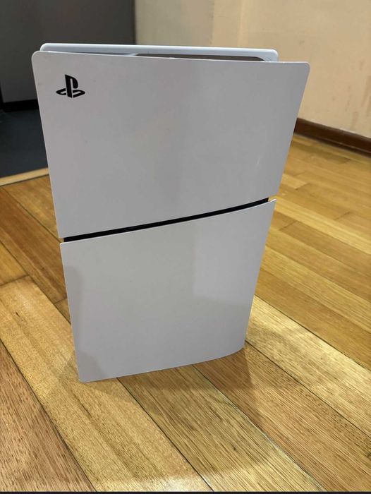 PlayStation 5 - гаранция, отлично състояние + аксесоари