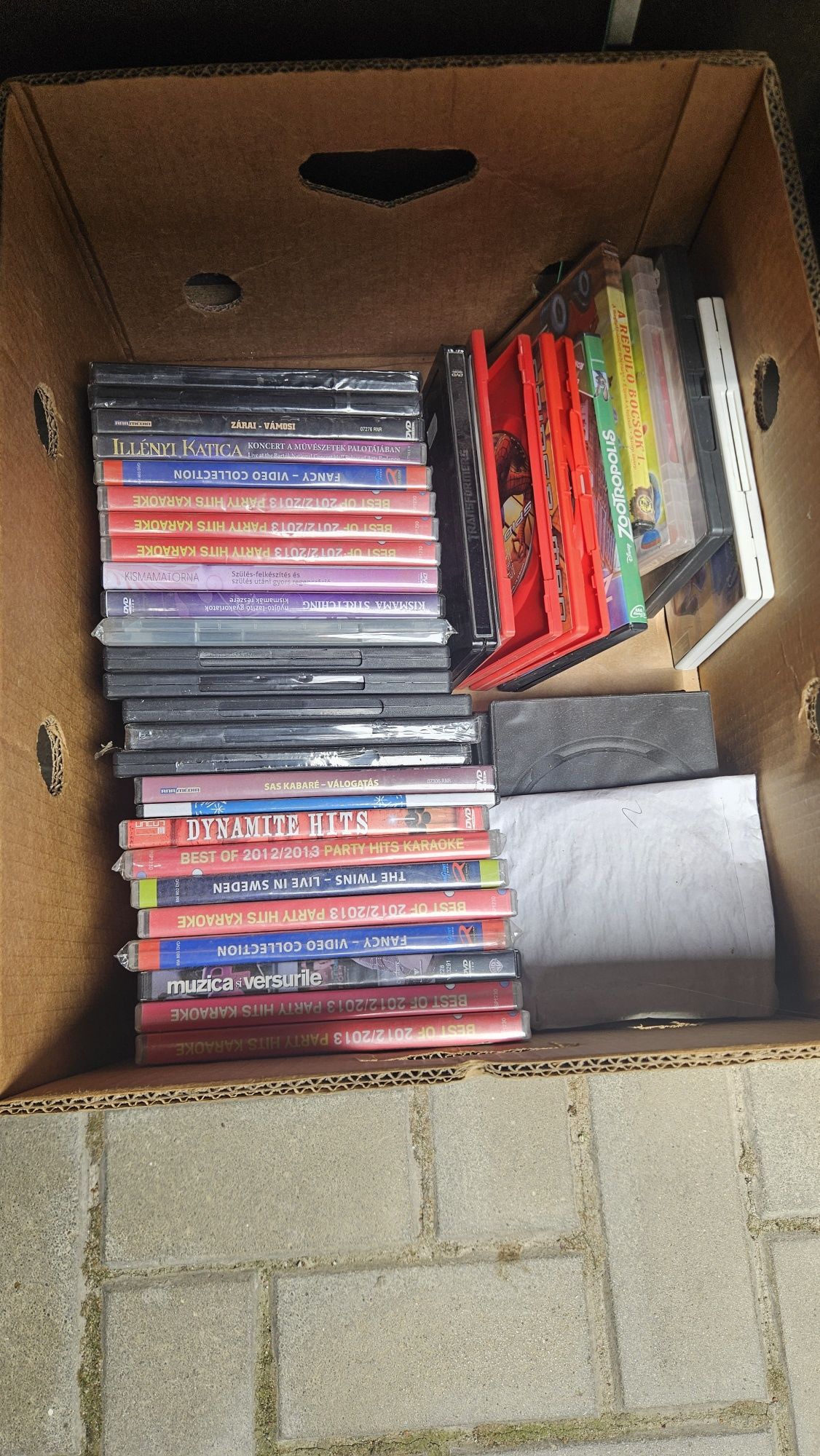 Colecție uriașă de CD-uri, casete și DVD-uri de vânzare