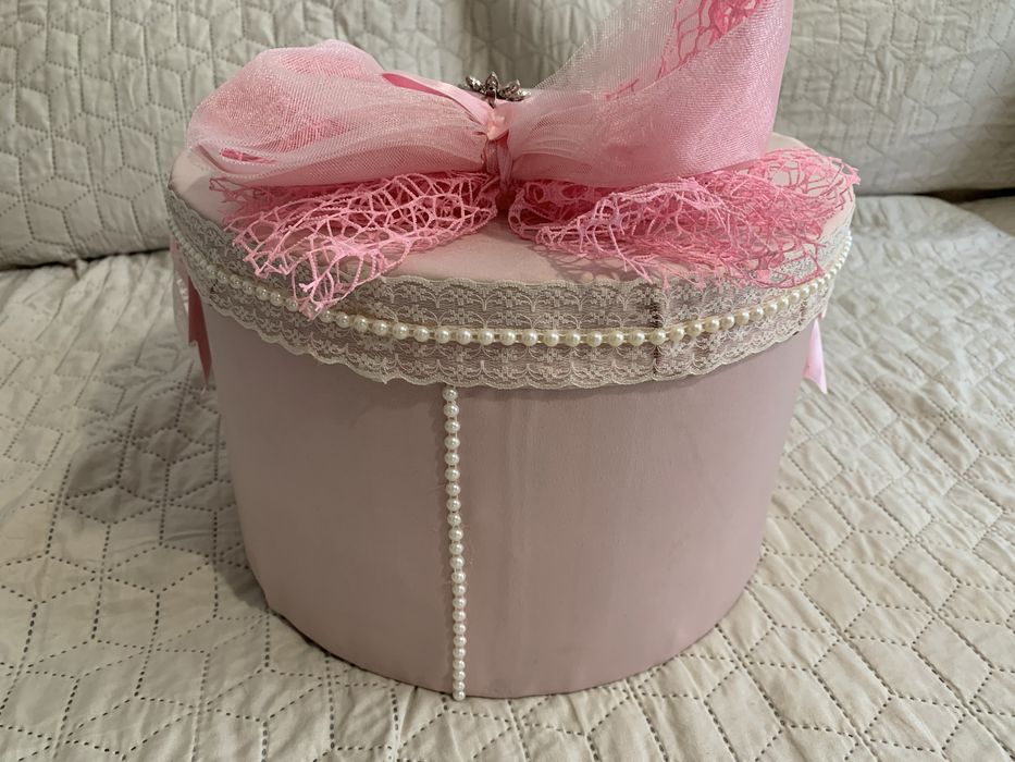 Сватбена кутия с пандели, перли и брошки и подарък Mr/Mrs табелки