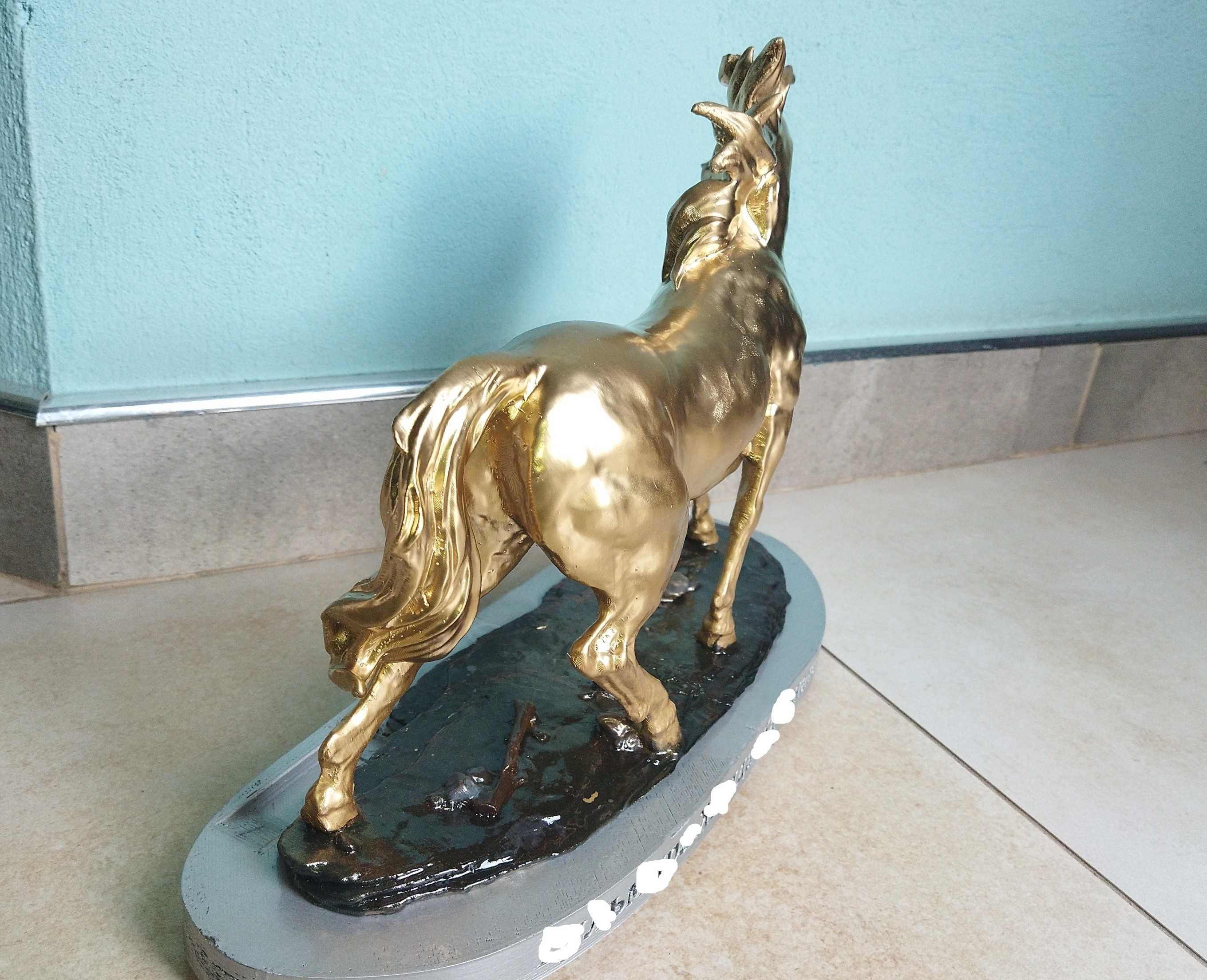 Скульптура лошади