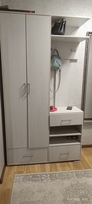 Продам прихожую  и зеркало