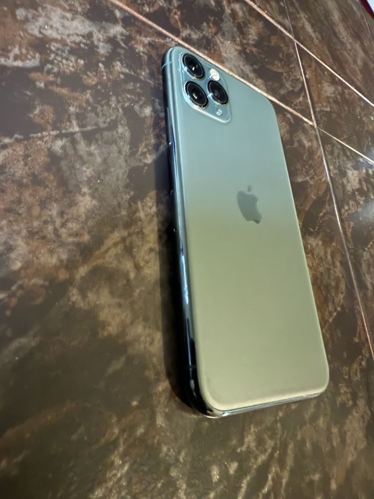 iPhone 11 pro - заключен с iCloud.