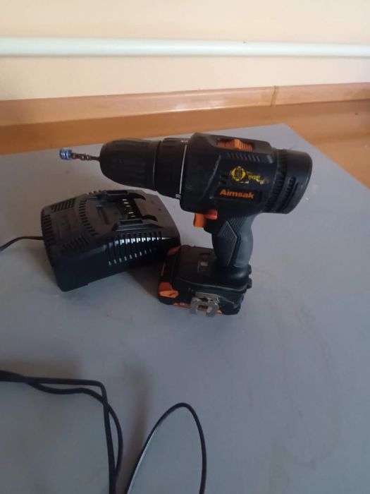 Шуруповерт aimsak в хорошем состоянии