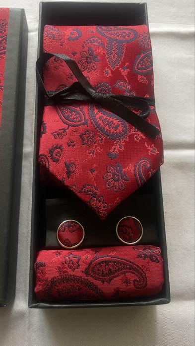 Продам набор- галстук, запонки, платок. Новый