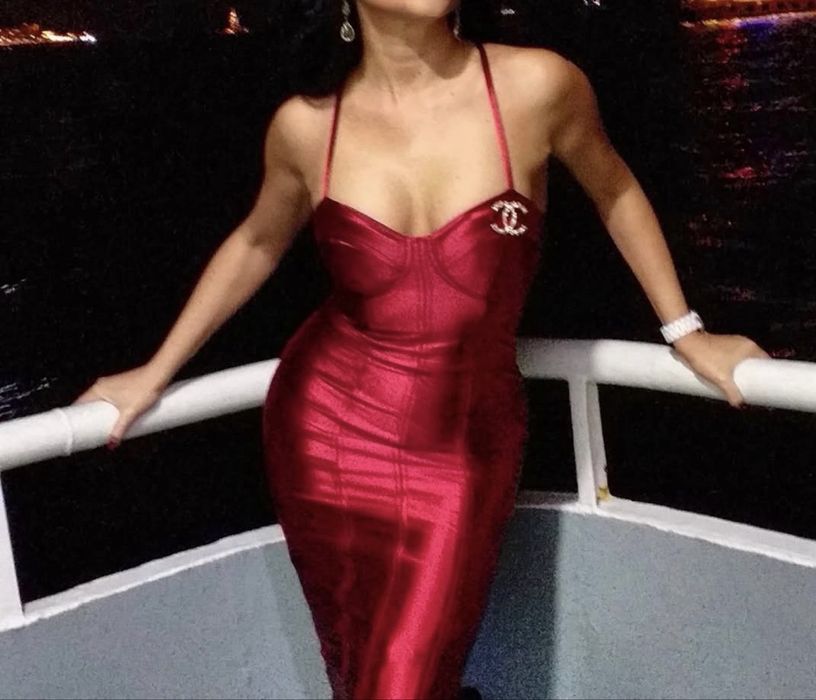 Рокля за празднични дни от еластичен плат ,подплатена на бюста