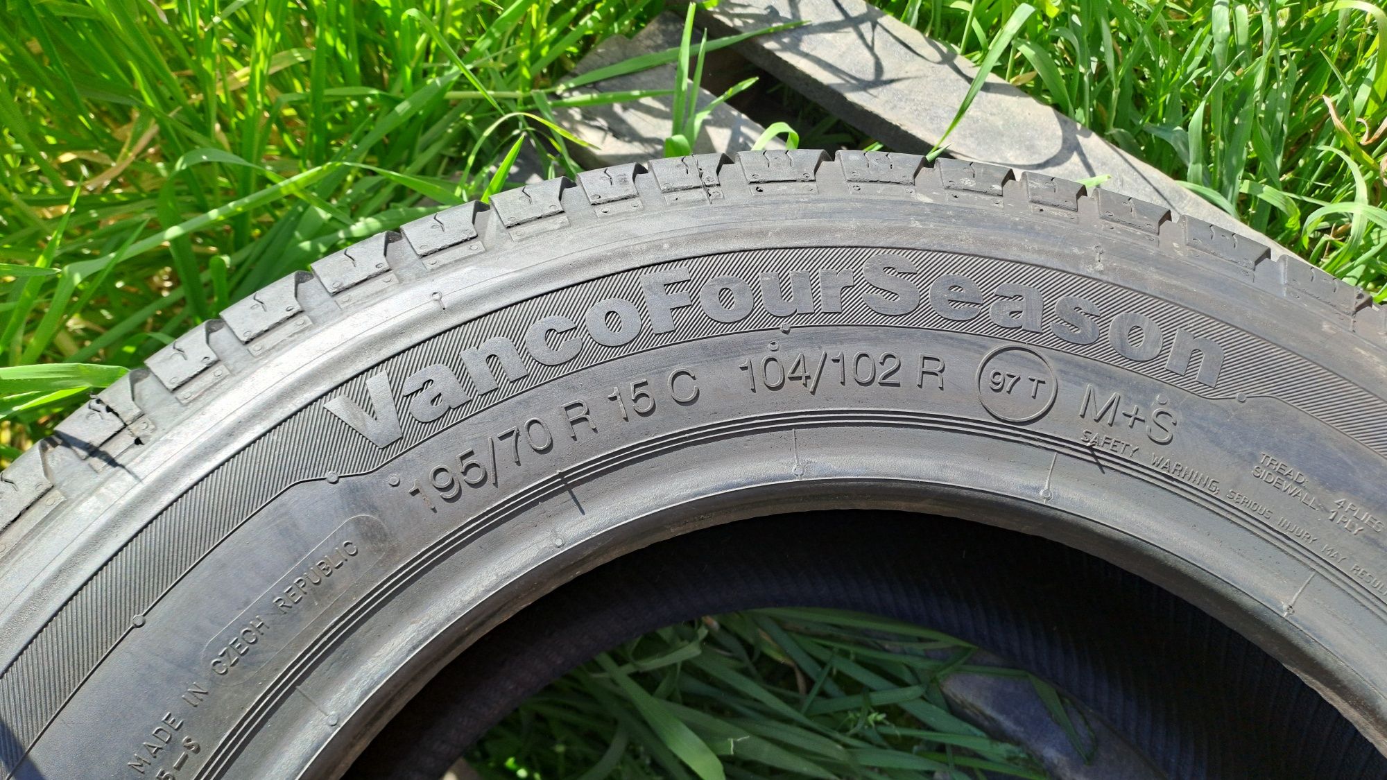 1бр. Нова 195/70/15C Continental Vanco Four Season, Бусова