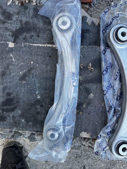 Задни горни носачи чисто нови за Mercedes w211