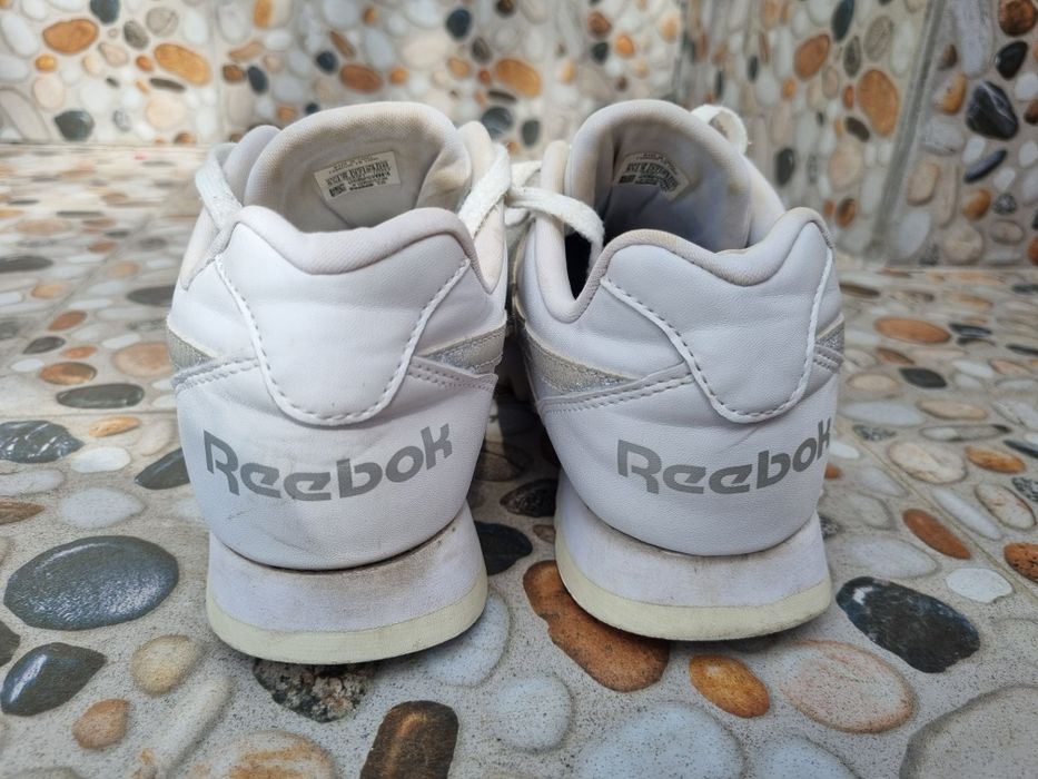 Vând adidași Reebok în stare bună
