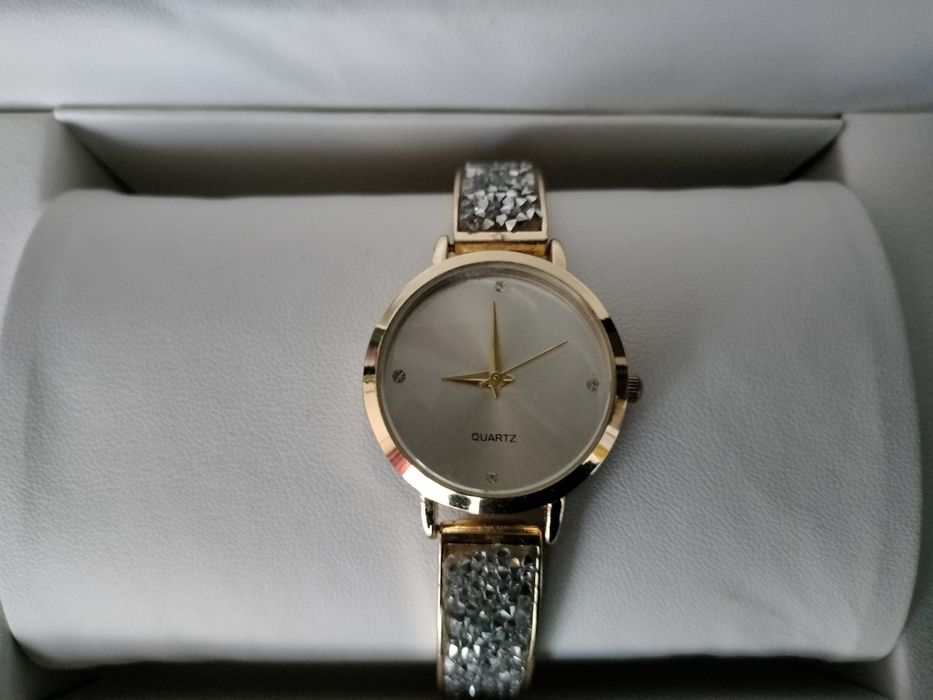 Ceas damă cu brățară metalică