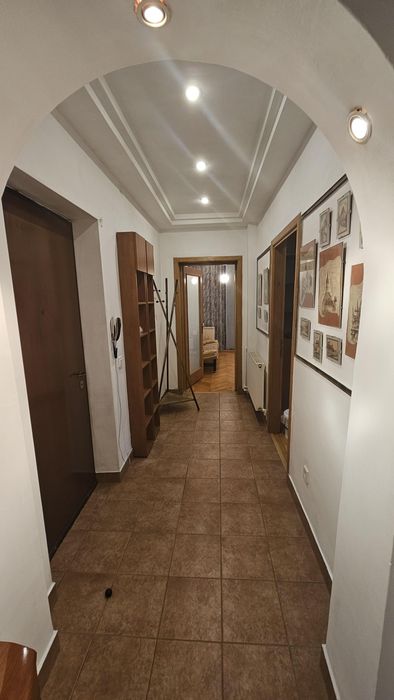 Apt 2 camere, Bucureștii Noi, in fața stației de metrou Jiului