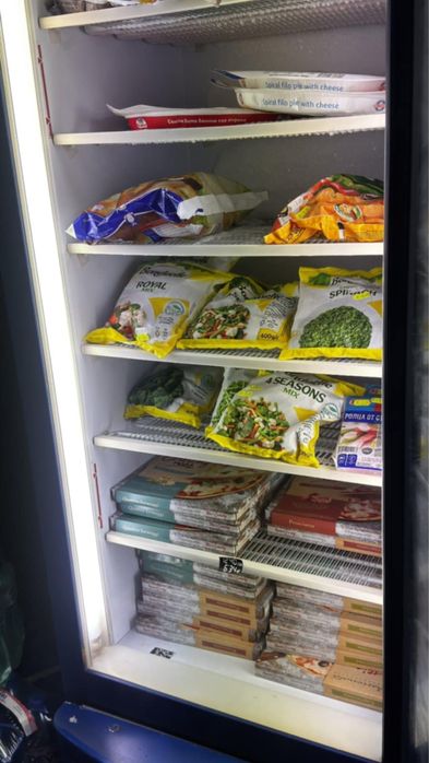 Продава се професионална вертикална фризер-витрина