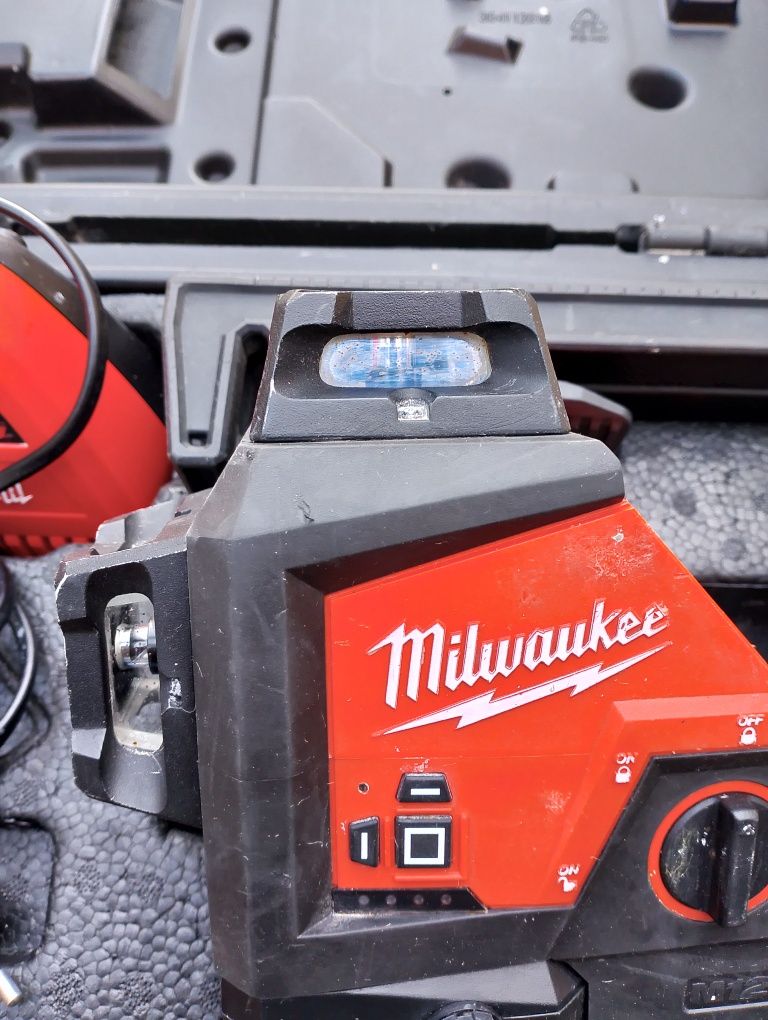 Лазерен нивелир Milwaukee 12волта