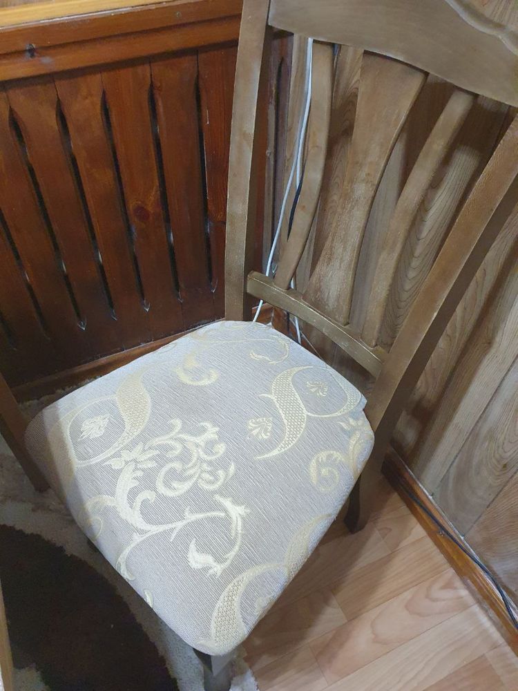 Срочно продам стулья и стол. Дерево.