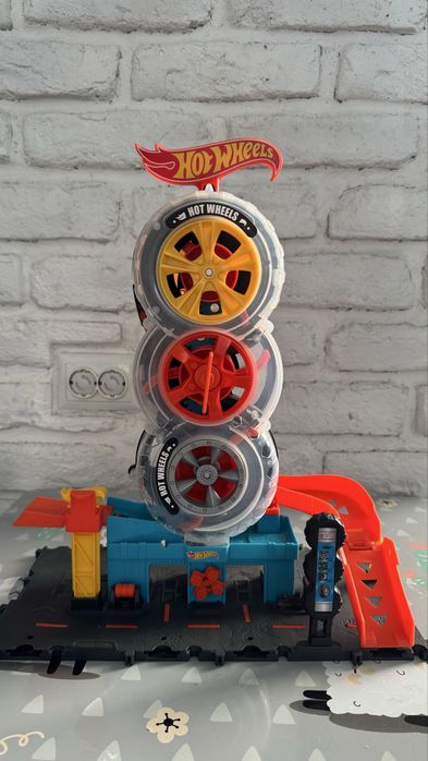 Hot Wheels City - Комплект ултра модерен градски център за гуми