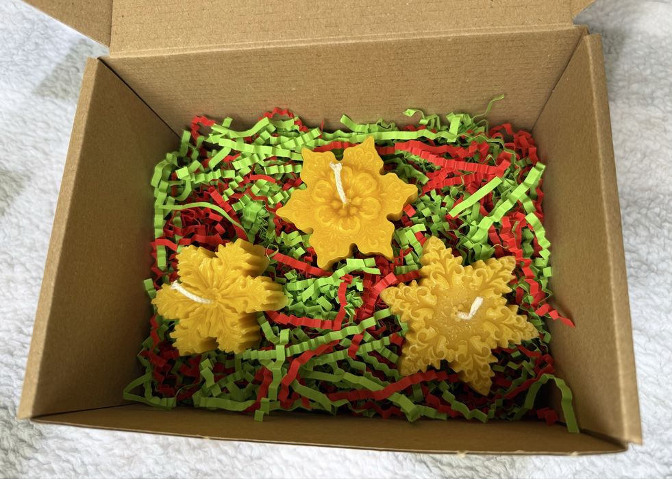 Подаръчни коледни кутии - с восъчни свещи и натурални пчелни продукти