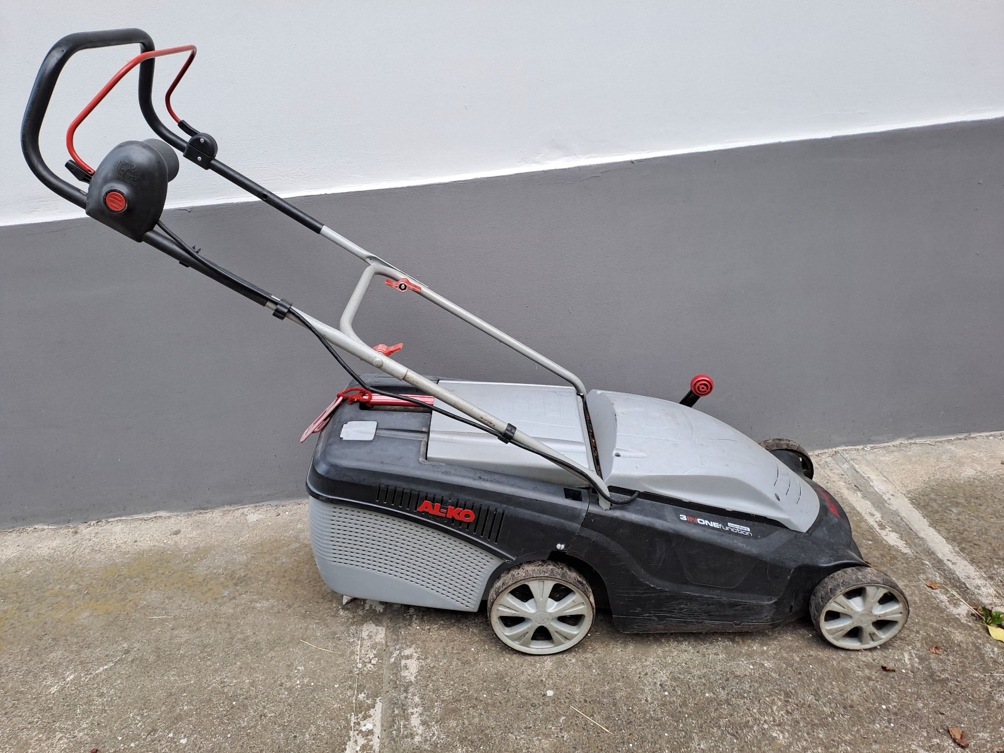Mașina de tuns gazonul electrica