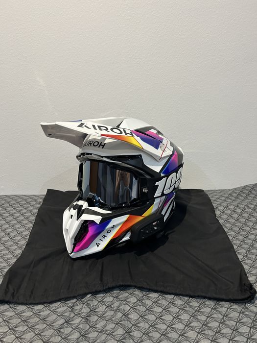 НОВА Каска AIROH TWIST 3 + очила и аудио система