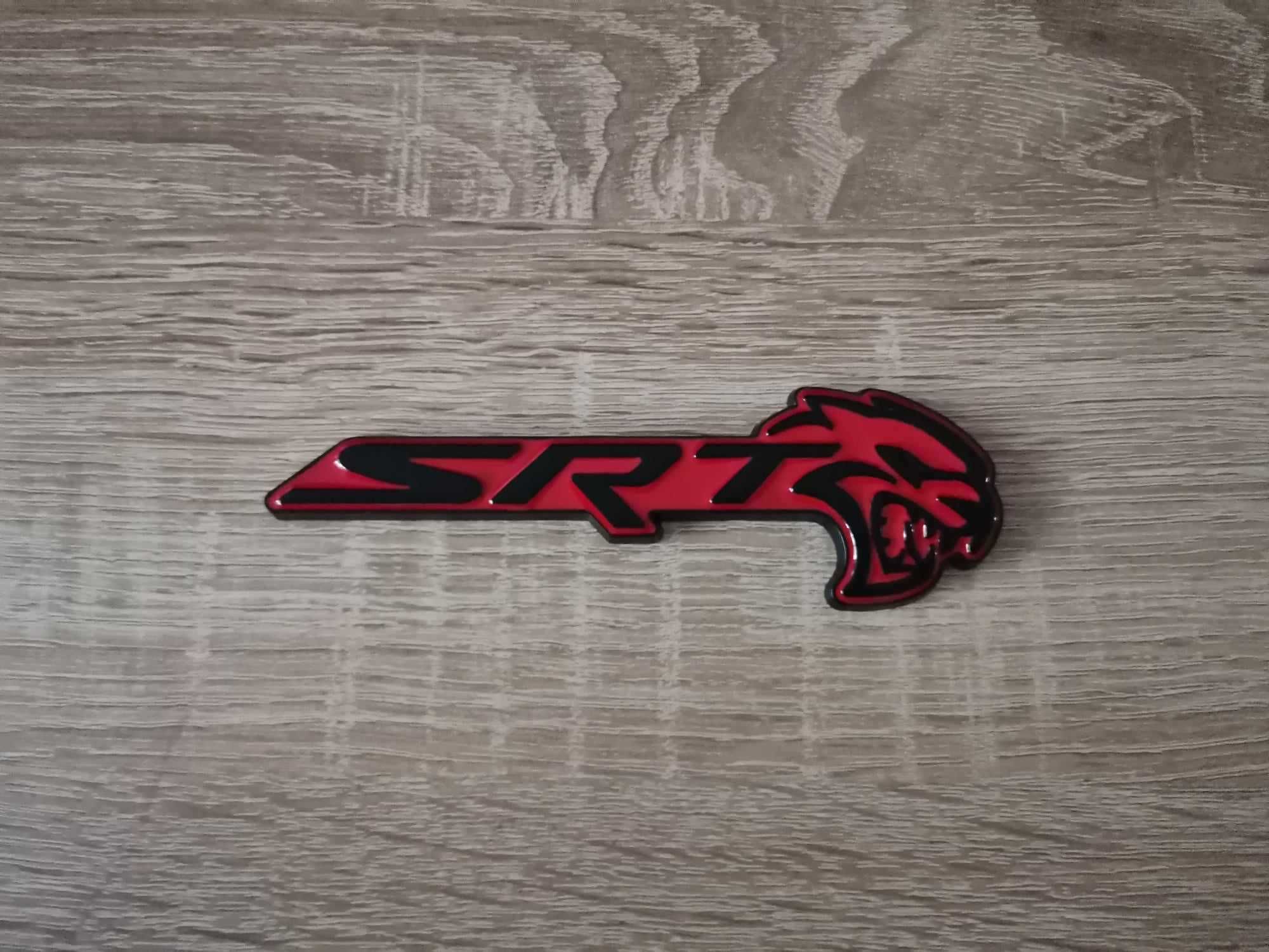 SRT Hellcat черно с червено емблема дясна