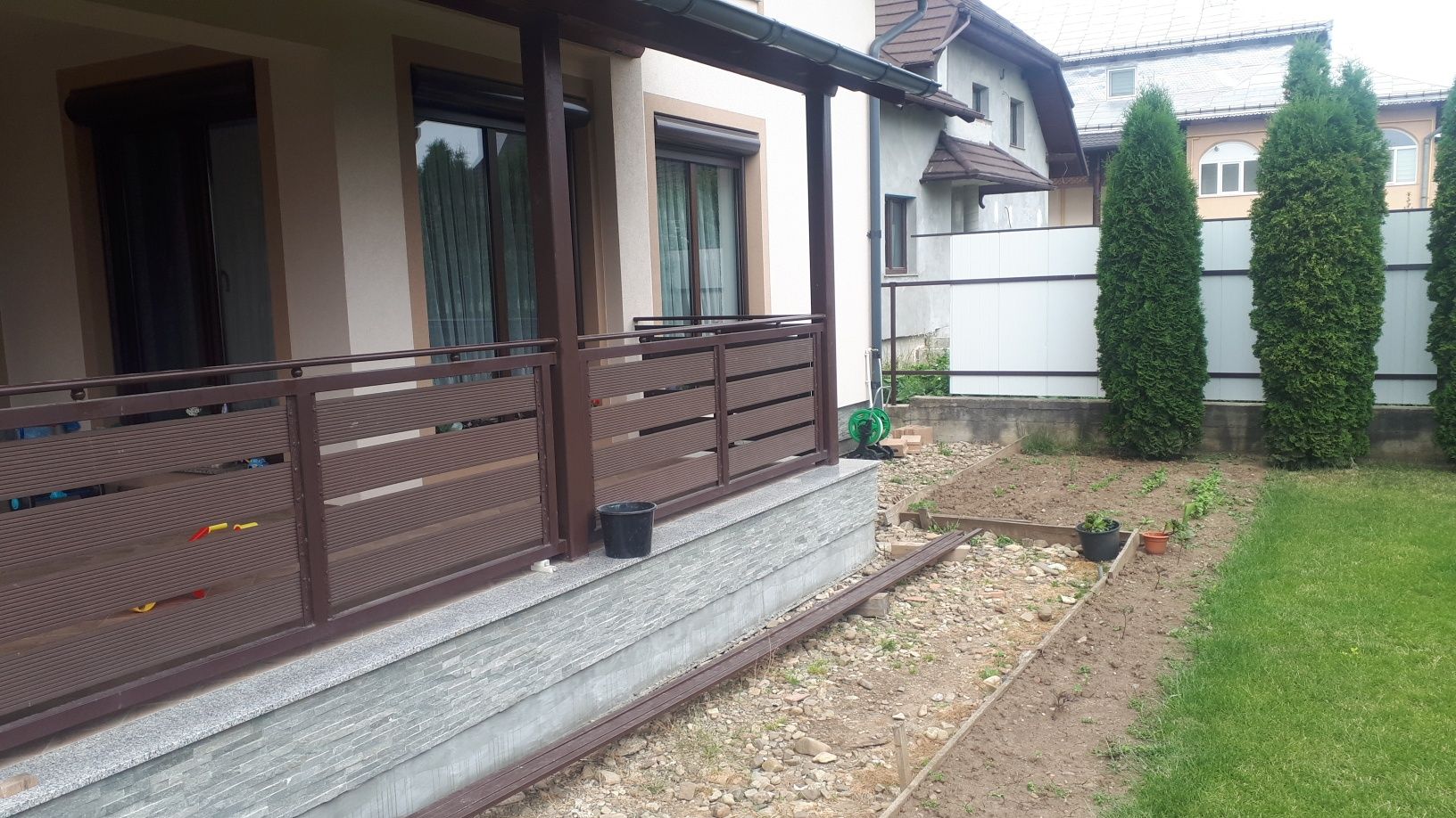 Vand balustrada terasa din fier si placi de compozit