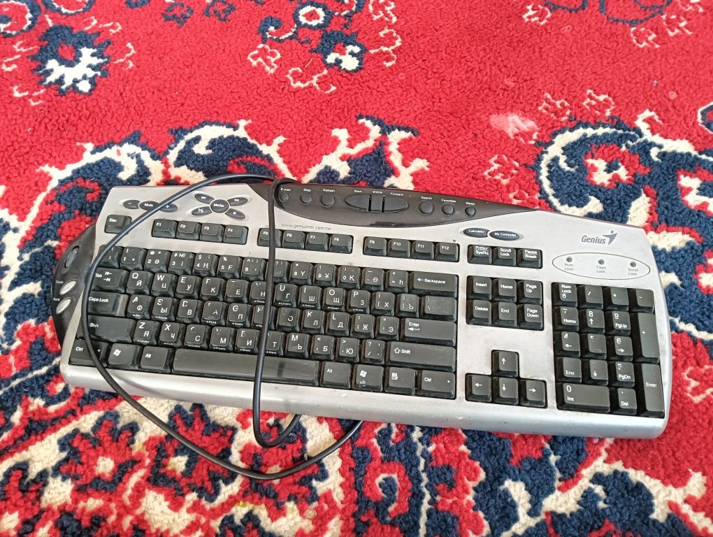 Клавиатура (вход не USB, а DIN - круглый)