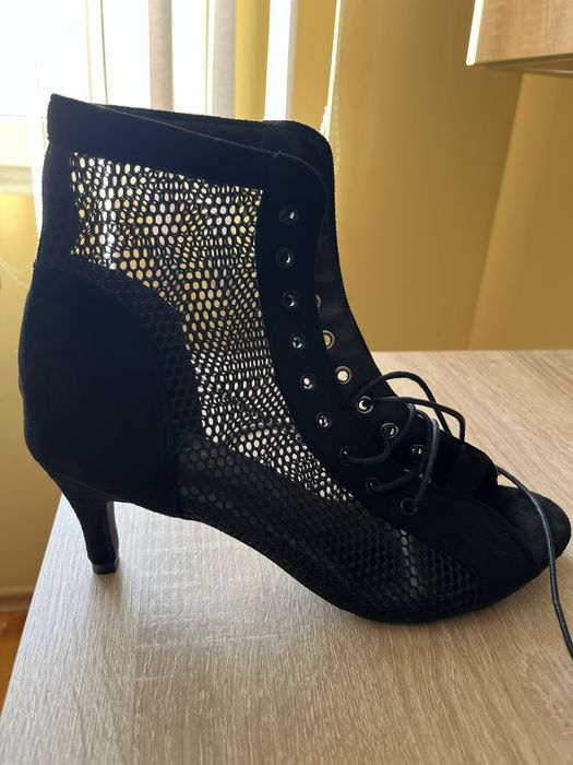 Обувки за латино танци