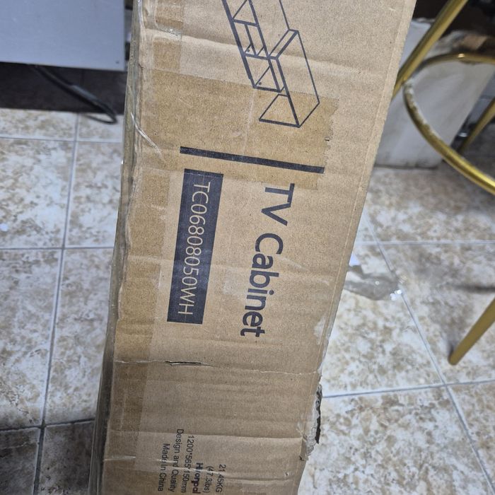 БялTV шкаф с  модерен акцент и практичен дизайн