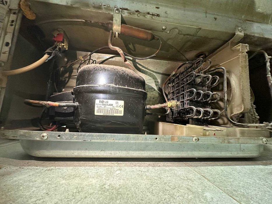 Холодильник LG (No Frost, двухкамерный, нижняя морозильная камера).