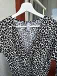 Rochie Mango elegantă, crem cu imprimeu frunze negre – mărimea M