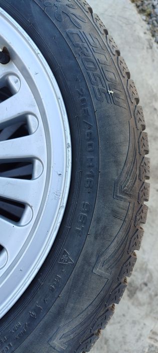 Продам зимнюю резину комплект 205 60 R16 безкамерка