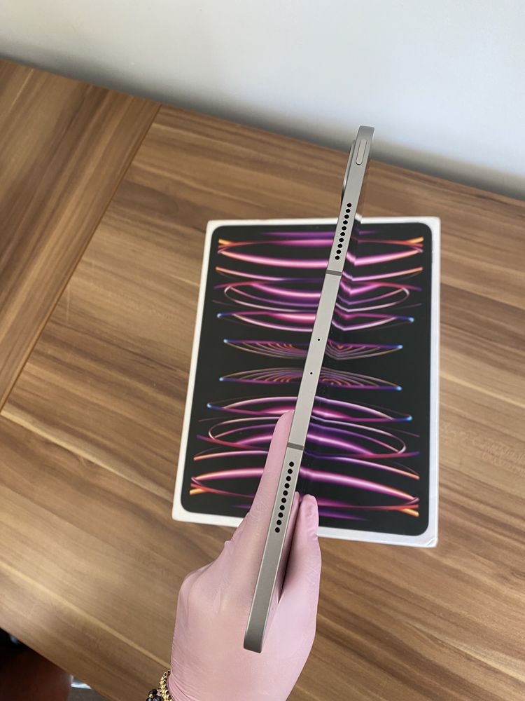 iPad Pro 12.9-Inch 6th Generation / WI-FI + Cellular/ 128 GB / Ca nou