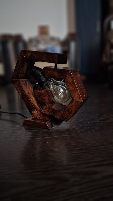 Lampa din lemn facuta manual