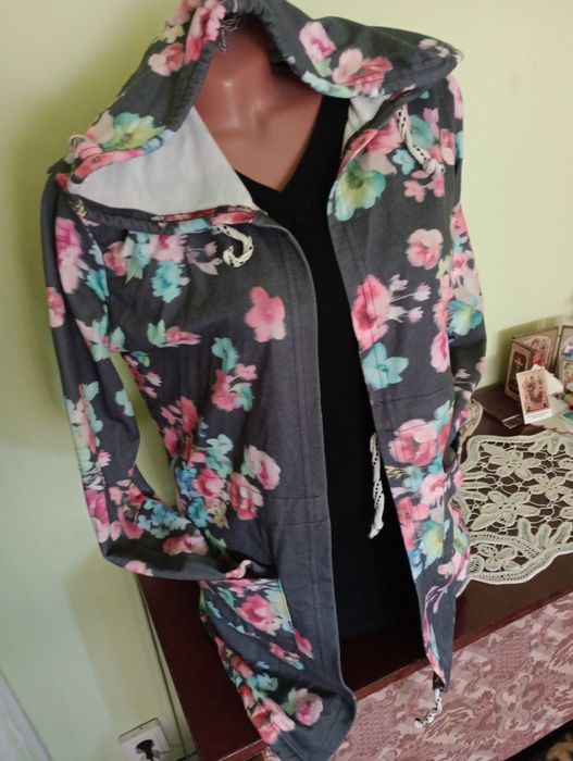 Bluze și fuste de vara, hanorac,,blugi, pantaloni , vesta,