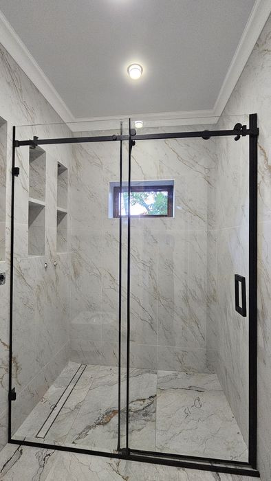 Душевые перегородки из стекла любой сложности с черной фурнитурой!