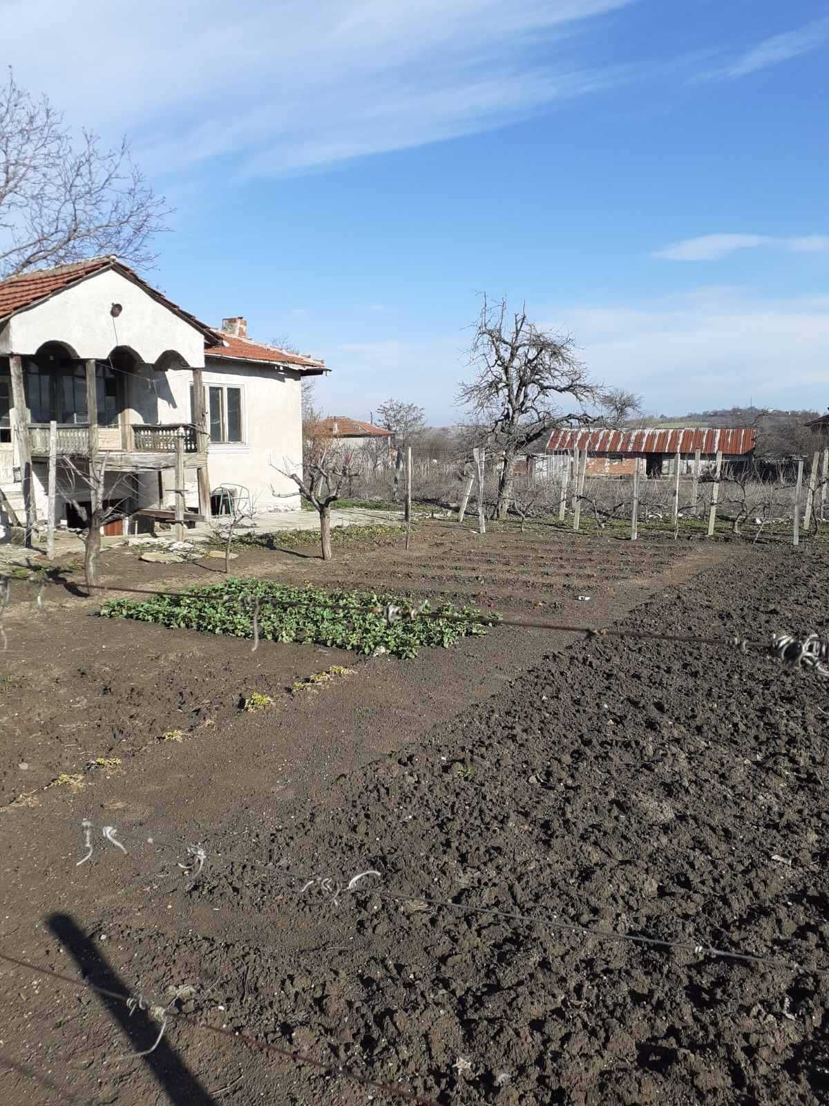 Къща с двор в с. Богданица