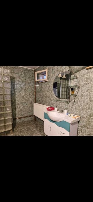 Casa de vanzare,7 dormitoare,2 bai,2 living,livada,incalzire centrala