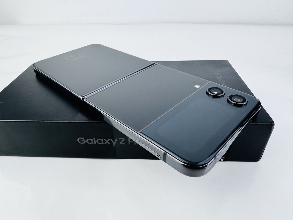 КАТО НОВ! Samsung Galaxy Z Flip 4 5G 128GB 8RAM Graphite Гаранция!