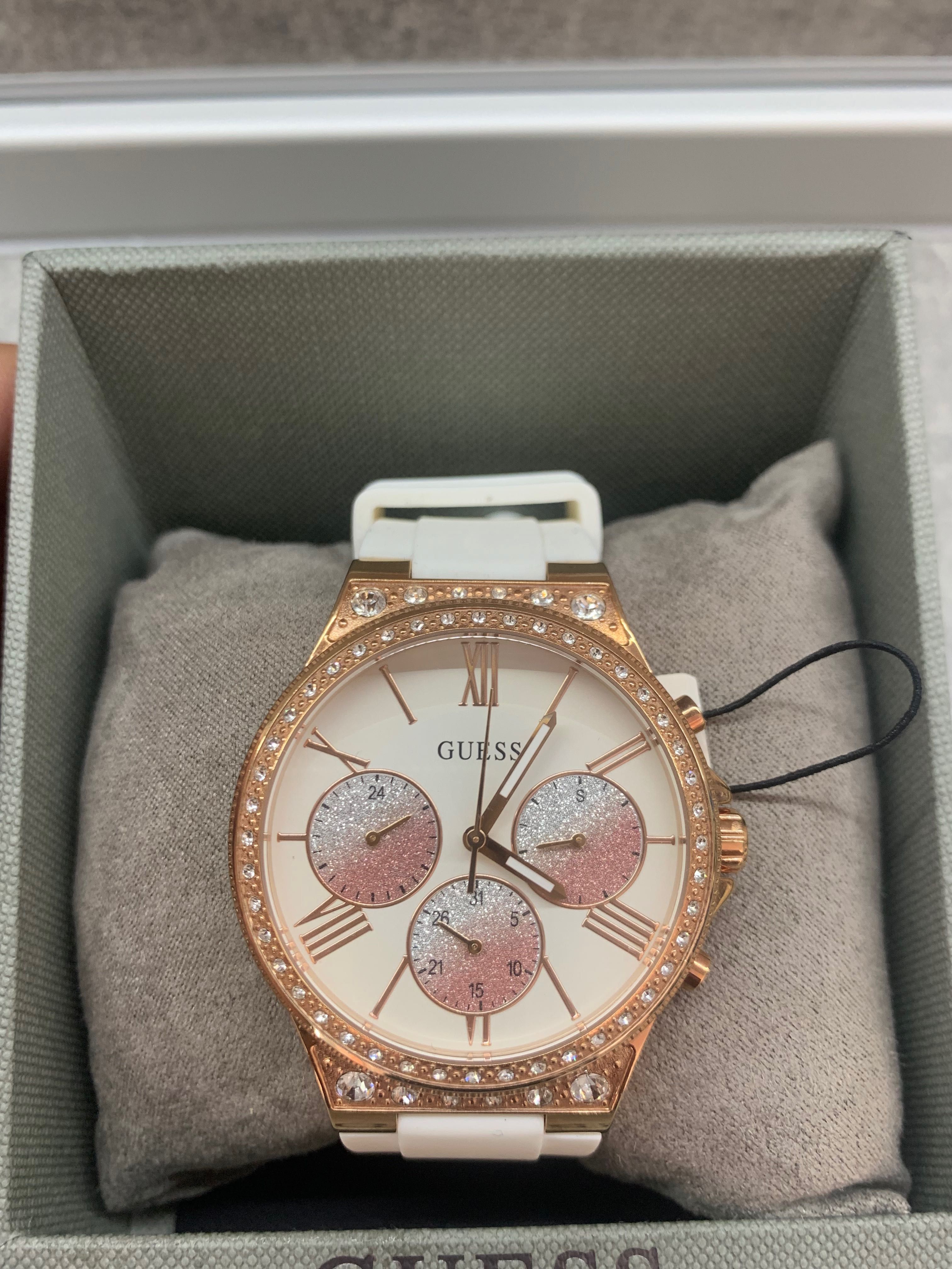 Часовник Guess чисто нов