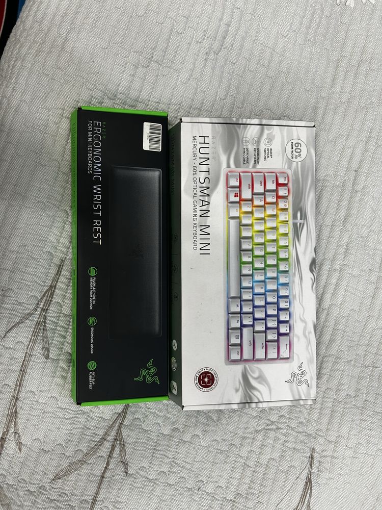 Продается,клавиатура Razer Huntsman mini с подставкой.