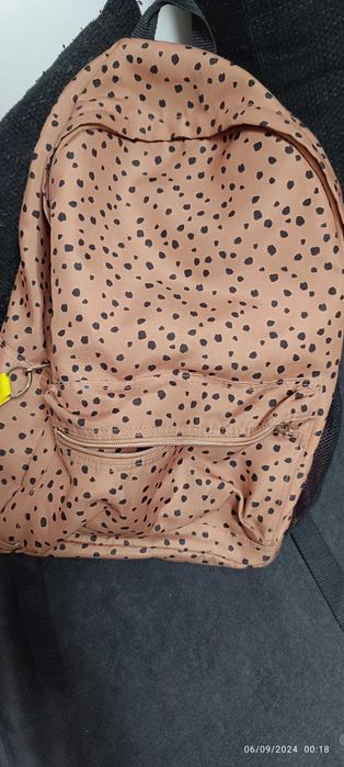 Vand ghiozdan scoala crem-maroniu cu pete negre mici