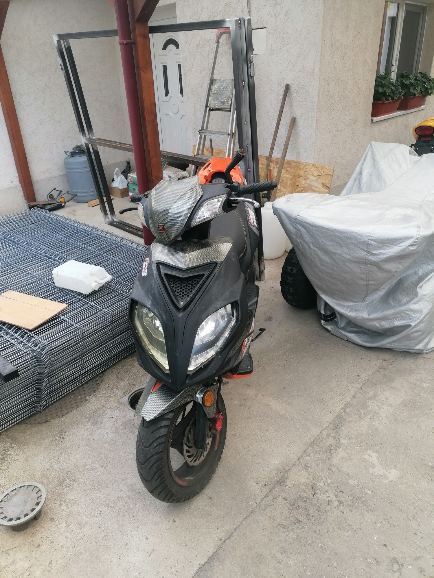 Vând  scuter Explorer 49cc detin CI și ITP