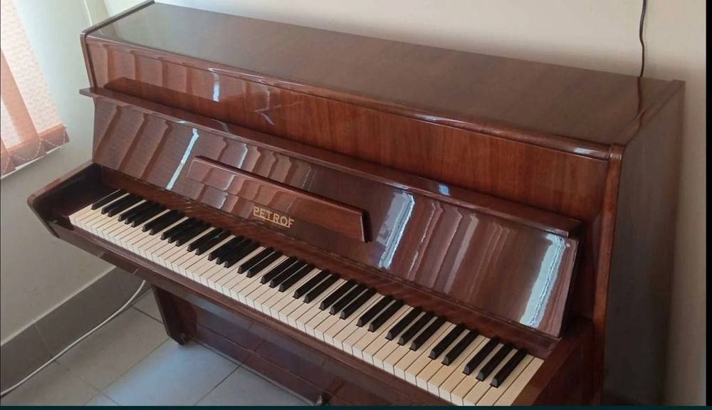 Срочно продаётся пианино Petrof 2 педали