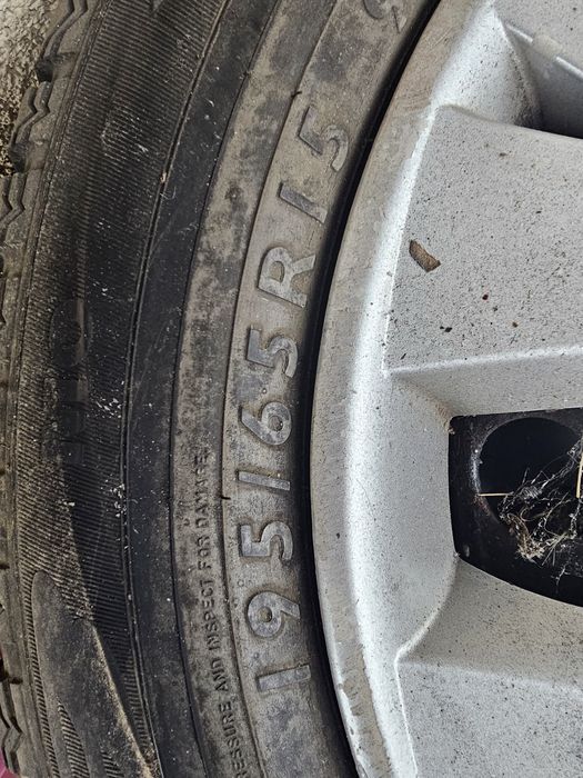 Vand Anvelope Iarna 195 /65/15 + jante tabla si capace